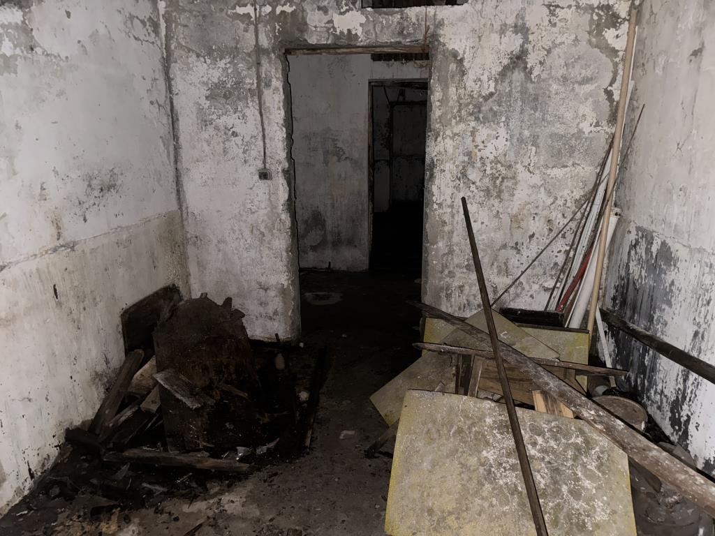 Lot: 106 - FORMER SHELTER WITH POTENTIAL AND PRIVATE PARKING SPACE - View of part of the interior